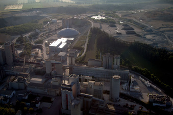 Vue aérienne de Centrale de mélange de béton et de matériaux de construction de Schwenk Zement KG Fabrikstraße dans le district de Pfraunstetten à le quartier Grossallmendingen in Allmendingen dans le département Bade-Wurtemberg, Allemagne