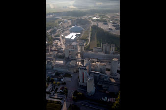 Photographie aérienne de Centrale de mélange de béton et de matériaux de construction de Schwenk Zement KG Fabrikstraße dans le district de Pfraunstetten à le quartier Grossallmendingen in Allmendingen dans le département Bade-Wurtemberg, Allemagne