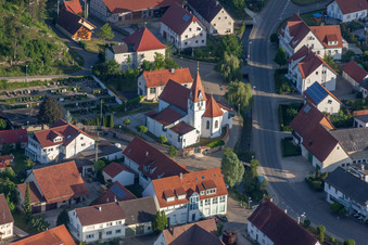 Vue aérienne de Église Saint-Guy à le quartier Schmiechen in Schelklingen dans le département Bade-Wurtemberg, Allemagne