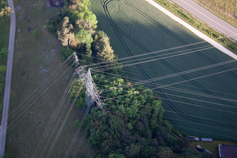 Vue aérienne de Enchevêtrement de lignes à haute tension à le quartier Schmiechen in Schelklingen dans le département Bade-Wurtemberg, Allemagne