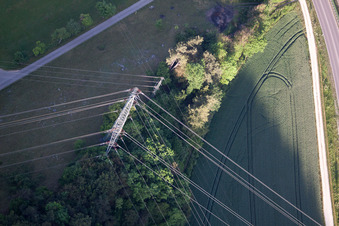 Vue aérienne de Enchevêtrement de lignes à haute tension à le quartier Schmiechen in Schelklingen dans le département Bade-Wurtemberg, Allemagne