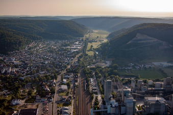 Vue aérienne de Chemin de fer entre la ville et Heidelberg Matériaux à Schelklingen dans le département Bade-Wurtemberg, Allemagne