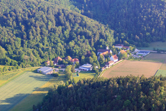 Vue aérienne de Internat Fondation Urspringschule à l'Urspringquelle à le quartier Urspring in Schelklingen dans le département Bade-Wurtemberg, Allemagne