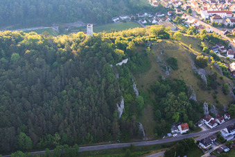 Vue aérienne de Ruines du château de Hohenschelklingen vues de l'ouest à Schelklingen dans le département Bade-Wurtemberg, Allemagne