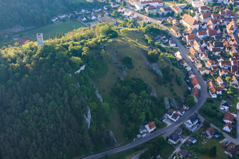 Vue aérienne de Ruines du château de Hohenschelklingen vues de l'ouest à Schelklingen dans le département Bade-Wurtemberg, Allemagne
