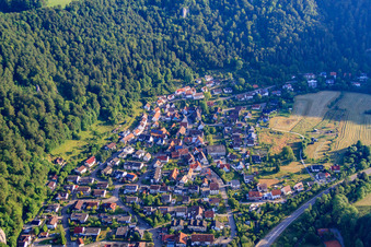 Vue aérienne de Rue Aachtal à le quartier Weiler in Blaubeuren dans le département Bade-Wurtemberg, Allemagne