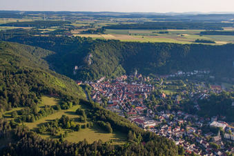 Vue aérienne de Vue des rues et des maisons dans les quartiers résidentiels à le quartier Gerhausen in Blaubeuren dans le département Bade-Wurtemberg, Allemagne