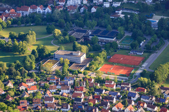 Vue aérienne de École Blautopf, gymnase Joachim Hahn et courts de tennis du TC Blaubeuren eV à Blaubeuren dans le département Bade-Wurtemberg, Allemagne