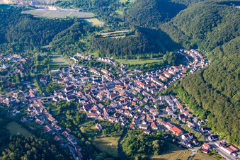 Vue oblique de Vue des rues et des maisons dans les quartiers résidentiels à le quartier Gerhausen in Blaubeuren dans le département Bade-Wurtemberg, Allemagne