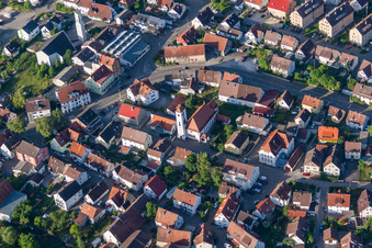 Vue aérienne de Rue principale à le quartier Gerhausen in Blaubeuren dans le département Bade-Wurtemberg, Allemagne