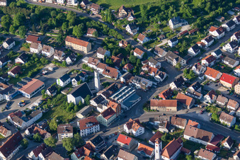 Vue aérienne de Rue principale à le quartier Gerhausen in Blaubeuren dans le département Bade-Wurtemberg, Allemagne