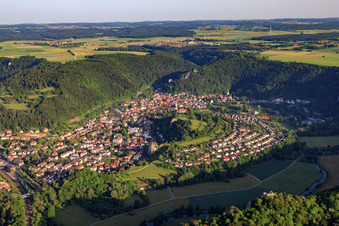 Vue aérienne de Vue de la ville autour du Klötlze Blei depuis l'est à Blaubeuren dans le département Bade-Wurtemberg, Allemagne
