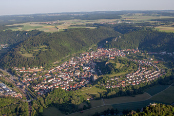 Vue aérienne de Vue locale des rues et des maisons de Blaubeuren à Blaubeuren dans le département Bade-Wurtemberg, Allemagne