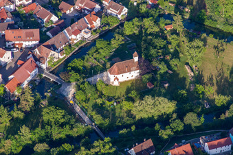 Vue aérienne de Kirchenwöhrd Blauinsel à le quartier Gerhausen in Blaubeuren dans le département Bade-Wurtemberg, Allemagne