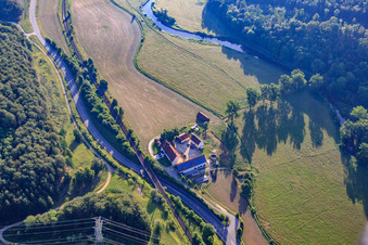 Vue aérienne de Pont ferroviaire sur la B28 dans la vallée de Blau à le quartier Gerhausen in Blaubeuren dans le département Bade-Wurtemberg, Allemagne