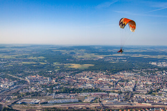 Vue aérienne de Parapente au dessus de la ville à le quartier Weststadt in Ulm dans le département Bade-Wurtemberg, Allemagne