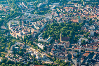 Vue aérienne de Vieux cimetière à le quartier Mitte in Ulm dans le département Bade-Wurtemberg, Allemagne
