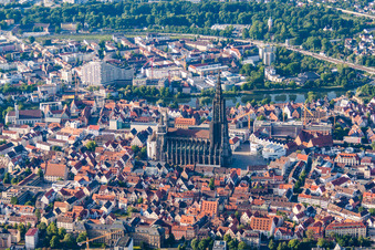 Vue aérienne de Cathédrale d'Ulm à le quartier Mitte in Ulm dans le département Bade-Wurtemberg, Allemagne