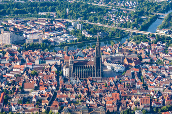 Vue aérienne de La plus haute église du monde : la cathédrale d'Ulm à le quartier Mitte in Ulm dans le département Bade-Wurtemberg, Allemagne