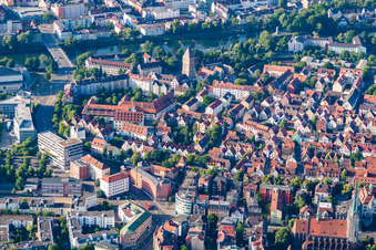 Vue aérienne de Vieille ville Est et pont Gänstor vers Neu-Ulm sur le Danube à le quartier Mitte in Ulm dans le département Bade-Wurtemberg, Allemagne