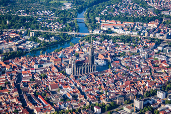 Vue aérienne de Cathédrale d'Ulm sur la Münsterplatz à le quartier Mitte in Ulm dans le département Bade-Wurtemberg, Allemagne