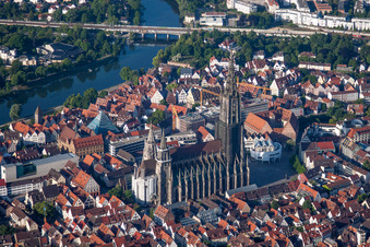 Vue aérienne de Cathédrale d'Ulm sur la Münsterplatz à le quartier Mitte in Ulm dans le département Bade-Wurtemberg, Allemagne