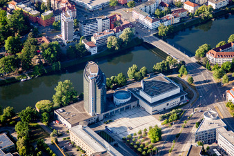 Vue aérienne de Complexe hôtelier de grande hauteur du Maritim Hotel Ulm sur le pont sur le Danube à le quartier Oststadt in Ulm dans le département Bade-Wurtemberg, Allemagne