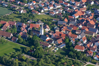 Vue aérienne de Église Saint-Martin à le quartier Bermaringen in Blaustein dans le département Bade-Wurtemberg, Allemagne