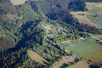 Vue aérienne de Jardin familial et place Heckafeschd à le quartier Bermaringen in Blaustein dans le département Bade-Wurtemberg, Allemagne