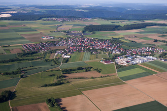 Vue aérienne de Vue des rues et des maisons dans les quartiers résidentiels à le quartier Asch in Blaubeuren dans le département Bade-Wurtemberg, Allemagne