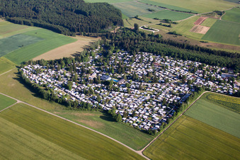Vue aérienne de Caravanes et tentes - camping - et emplacement pour tentes Camping Heidehof à le quartier Machtolsheim in Laichingen dans le département Bade-Wurtemberg, Allemagne