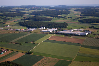 Vue aérienne de Zone industrielle et commerciale avec bureau d'ingénierie Stark GmbH & Co. KG à le quartier Machtolsheim in Laichingen dans le département Bade-Wurtemberg, Allemagne