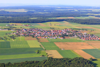 Vue aérienne de Vue du village sur l'Alb depuis le nord à le quartier Suppingen in Laichingen dans le département Bade-Wurtemberg, Allemagne