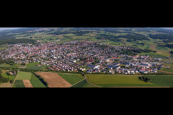 Vue aérienne de Perspective panoramique des champs et des terres agricoles à Laichingen dans le département Bade-Wurtemberg, Allemagne