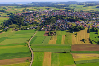 Vue aérienne de Vue du village sur l'Alb depuis le sud à Westerheim dans le département Bade-Wurtemberg, Allemagne