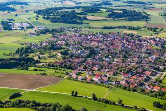 Vue aérienne de Du nord-ouest à le quartier Feldstetten in Laichingen dans le département Bade-Wurtemberg, Allemagne