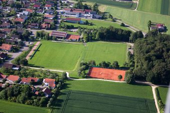 Vue aérienne de Complexe sportif et de tennis du SV Fedlstetten à le quartier Feldstetten in Laichingen dans le département Bade-Wurtemberg, Allemagne