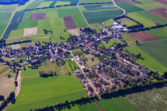 Vue aérienne de Vue du village sur l'Alb depuis le nord à le quartier Ingstetten in Schelklingen dans le département Bade-Wurtemberg, Allemagne