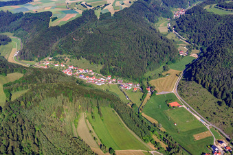 Vue aérienne de Vue du village sur l'Alb dans la vallée du Schmiech depuis le sud-ouest à le quartier Hütten in Schelklingen dans le département Bade-Wurtemberg, Allemagne