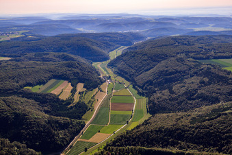 Vue aérienne de Paysage de l'Alb dans la vallée du Schmiech depuis l'ouest à le quartier Justingen in Schelklingen dans le département Bade-Wurtemberg, Allemagne