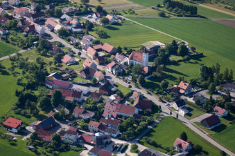 Vue aérienne de Champs agricoles et terres agricoles à le quartier Grötzingen in Allmendingen dans le département Bade-Wurtemberg, Allemagne