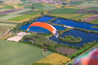 Vue aérienne de Camping au lac Rottenacker au lac de baignade Heppenäcker à Rottenacker dans le département Bade-Wurtemberg, Allemagne