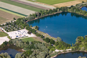 Vue aérienne de Des foules de baigneurs sur la plage et les rives du lac de baignade Heppenäcker à Rottenacker dans le département Bade-Wurtemberg, Allemagne