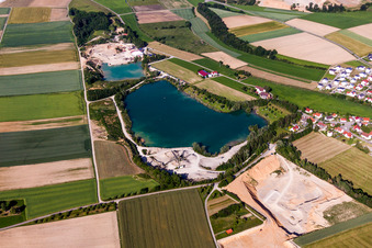 Vue aérienne de Terrain et zones de recouvrement de la mine de gravier à ciel ouvert Kieswerk Schäfer GmbH Fritz Neubrand à le quartier Alberweiler in Schemmerhofen dans le département Bade-Wurtemberg, Allemagne