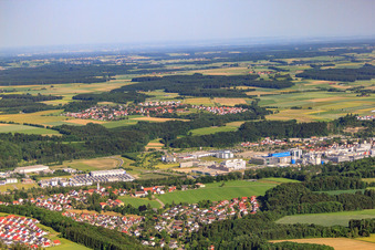 Vue aérienne de Zone industrielle sur le Riß avec Boehringer Ingelheim Biberach à Biberach an der Riß dans le département Bade-Wurtemberg, Allemagne