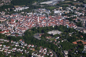 Vue aérienne de Vue des rues et des maisons dans les quartiers résidentiels à Biberach an der Riß dans le département Bade-Wurtemberg, Allemagne