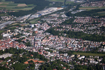 Vue aérienne de Vue des rues et des maisons dans les quartiers résidentiels à Biberach an der Riß dans le département Bade-Wurtemberg, Allemagne