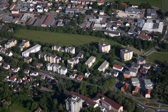 Vue des rues et des maisons dans les quartiers résidentiels à Biberach an der Riß dans le département Bade-Wurtemberg, Allemagne d'en haut