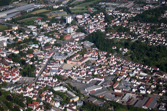Vue des rues et des maisons dans les quartiers résidentiels à Biberach an der Riß dans le département Bade-Wurtemberg, Allemagne hors des airs