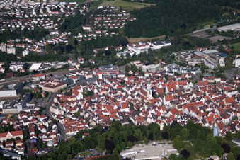 Vue des rues et des maisons dans les quartiers résidentiels à Biberach an der Riß dans le département Bade-Wurtemberg, Allemagne vue d'en haut